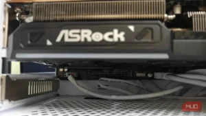 نمای نزدیک کارت گرافیک و اسلات‌های PCIe در رایانه