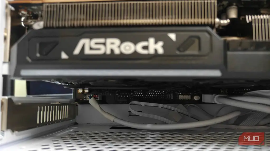 نمای نزدیک کارت گرافیک و اسلات‌های PCIe در رایانه