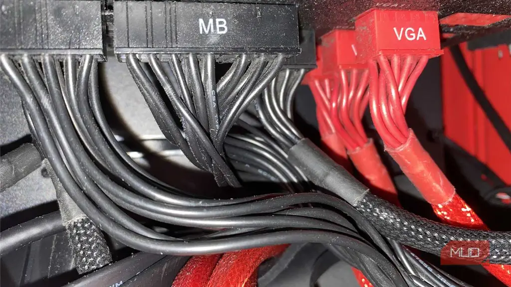 نمای نزدیک کابلهای منبع تغذیه EVGA