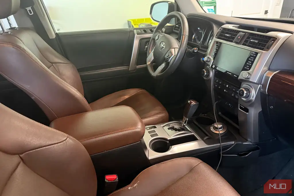 فضای داخلی خودرو Toyota 4Runner