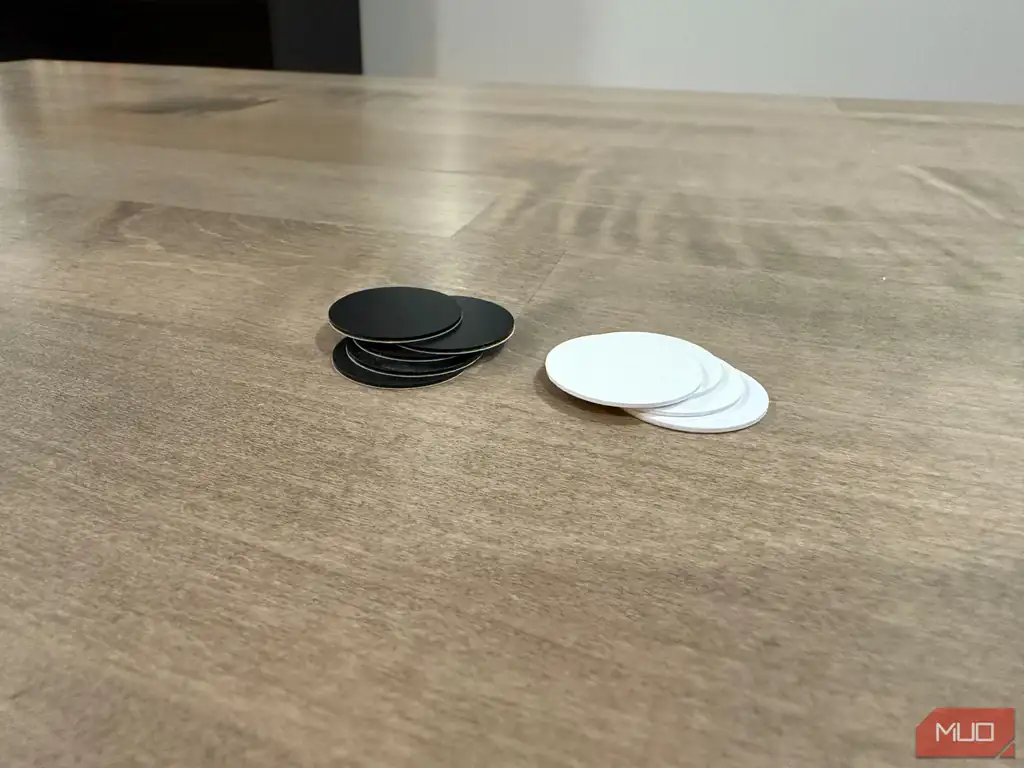 بستهای از برچسبهای سفید و مشکی NFC روی میز