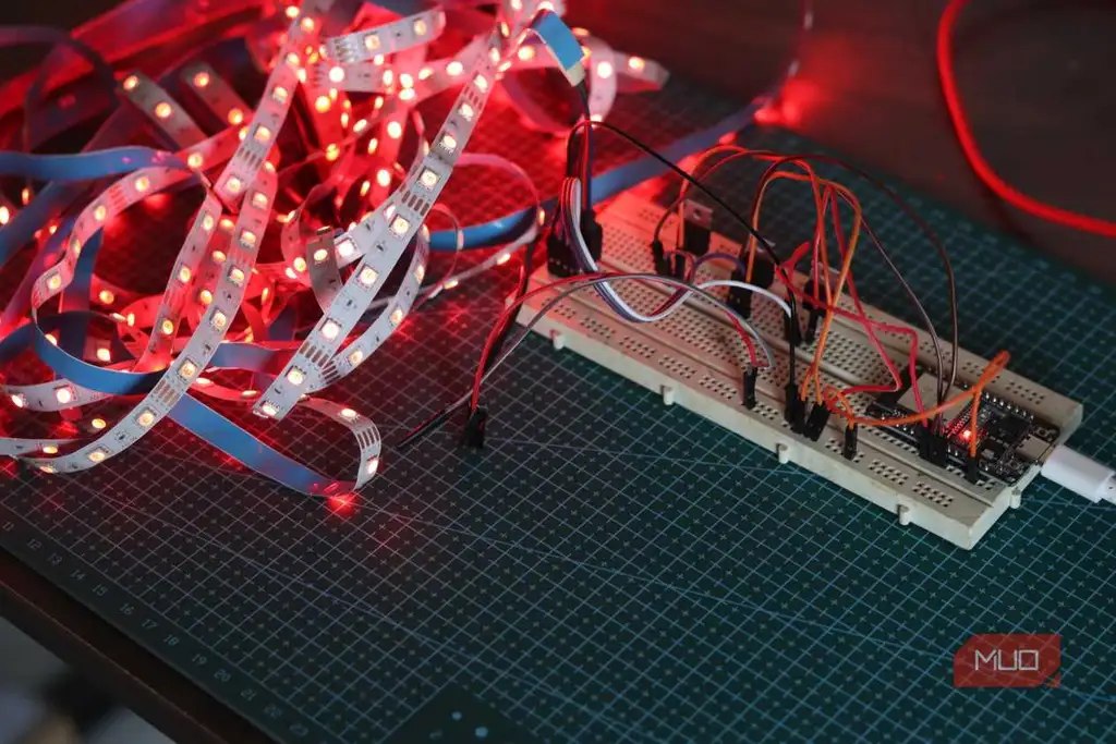 ESP32 در حال کنترل نوار RGB