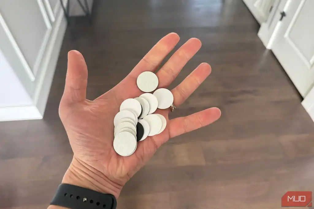 دستی چند برچسب NFC را نگه داشته