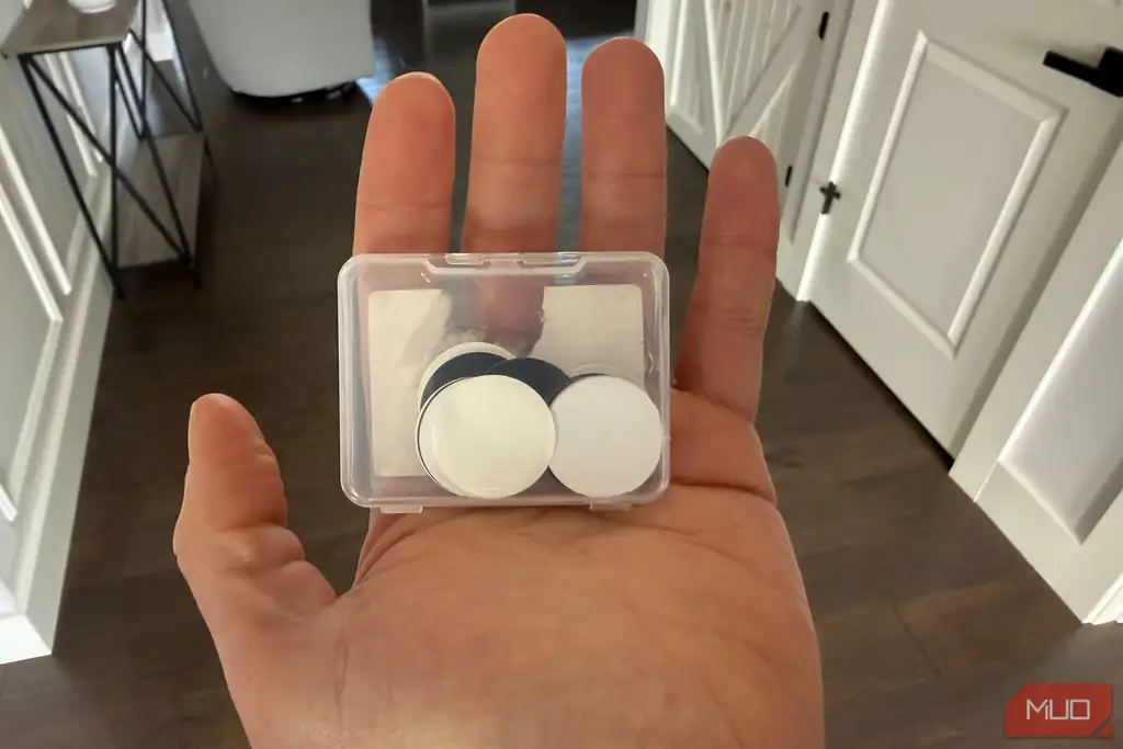 برچسبهای NFC در جعبه پلاستیکی شفاف