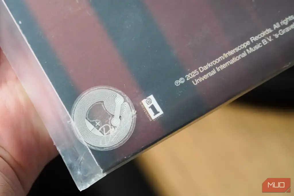 برچسبهای NFC روی پشت صفحات وینیل
