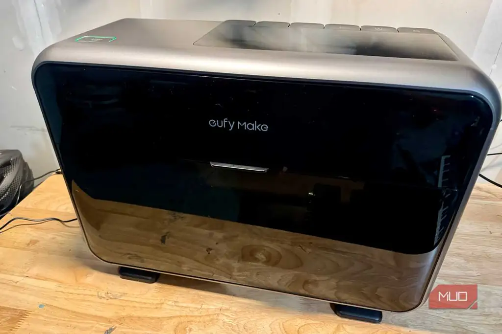 چاپگر eufyMake UV Printer E1 روی میز کار