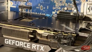 نمای نزدیک کارت گرافیک ASUS TUF Gaming RTX 3090، هیت‌سینک و کابل‌های برق