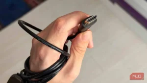 کابل HDMI در دست، با نمای پین‌های اتصال