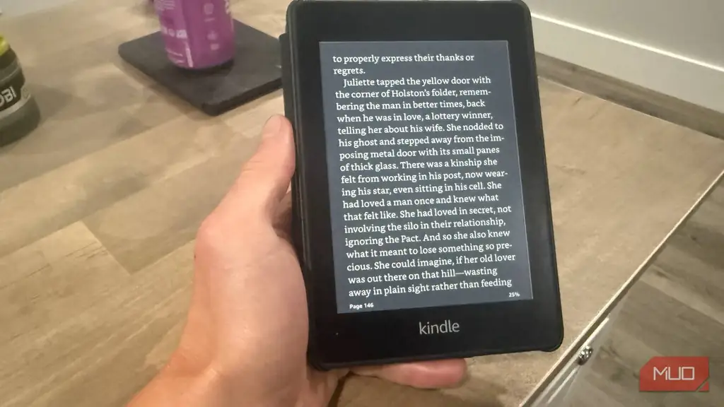 کیندل در دست؛ تصویر مرتبط با کتاب‌های رایگان Amazon First Reads
