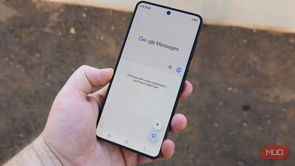 نمایی از برنامه Google Messages در Android