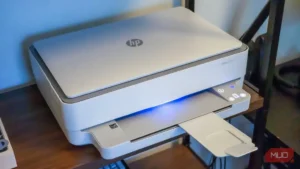 چاپگر خانگی HP Envy روی میز