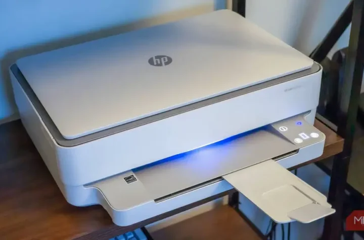 چاپگر خانگی HP Envy روی میز