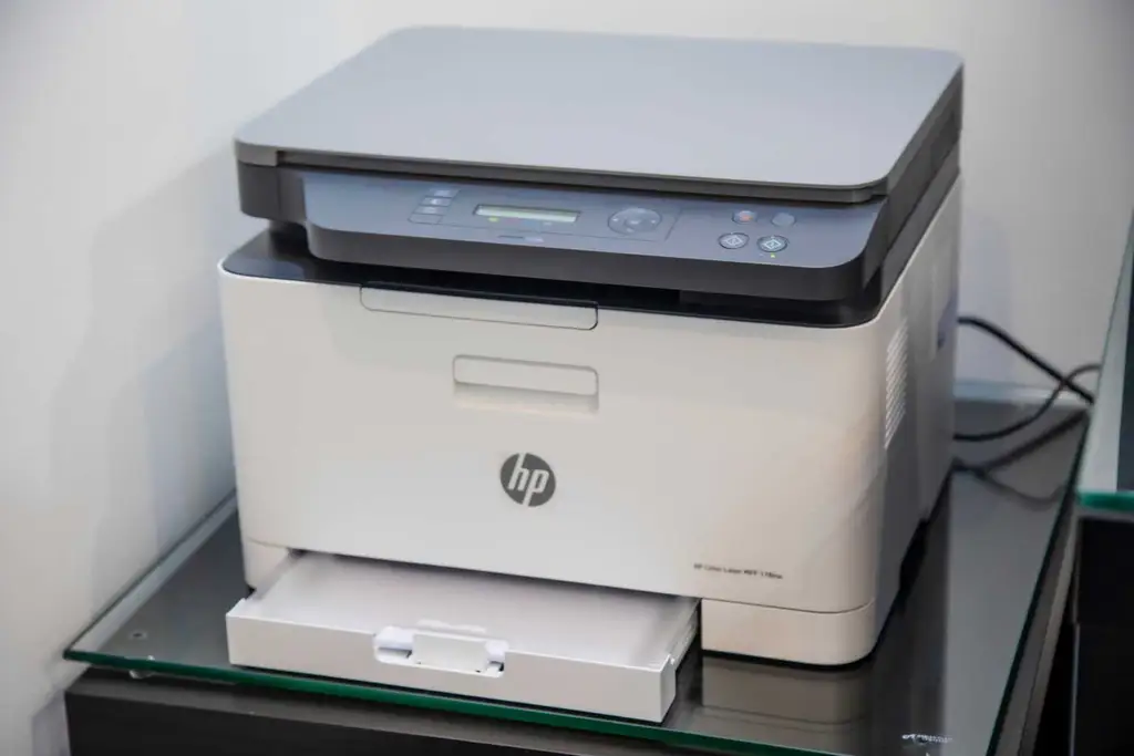 چاپگر جوهرافشان HP روی میز