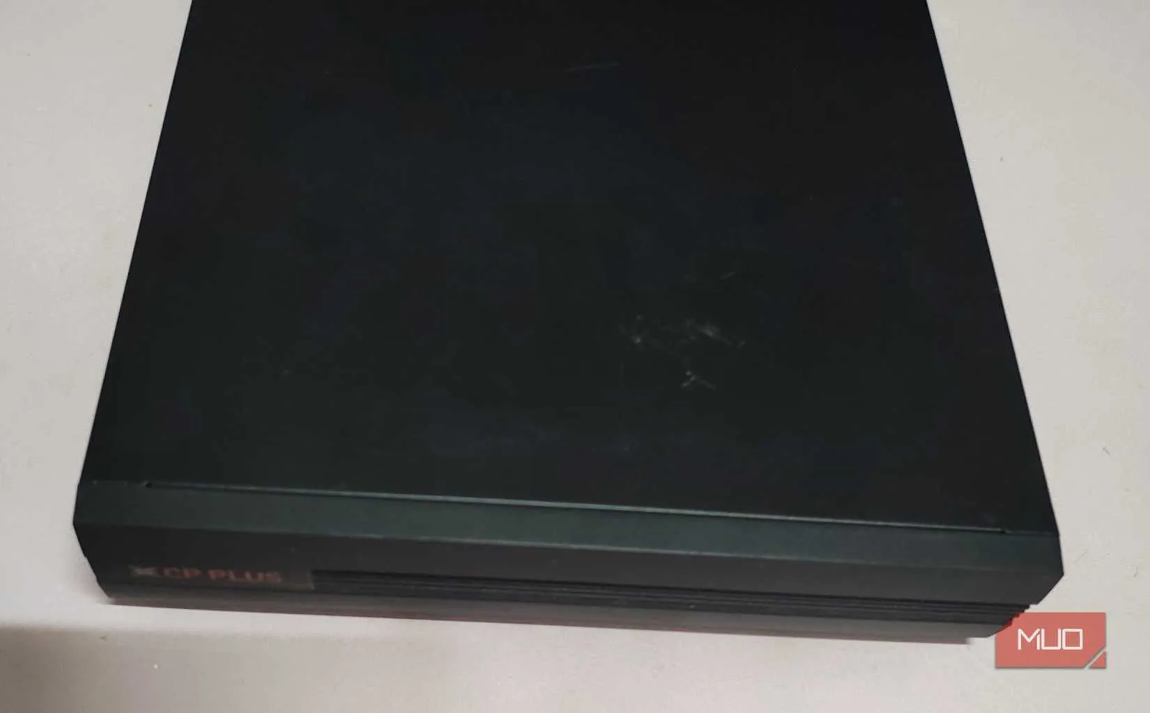 یک جعبه DVR روی یک میز سفید قرار داده شده است