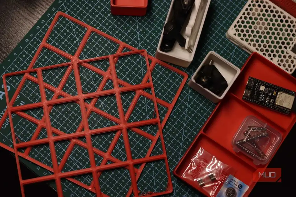 صفحهٔ پایه و ظرفهای Gridfinity روی صفحهٔ برش.