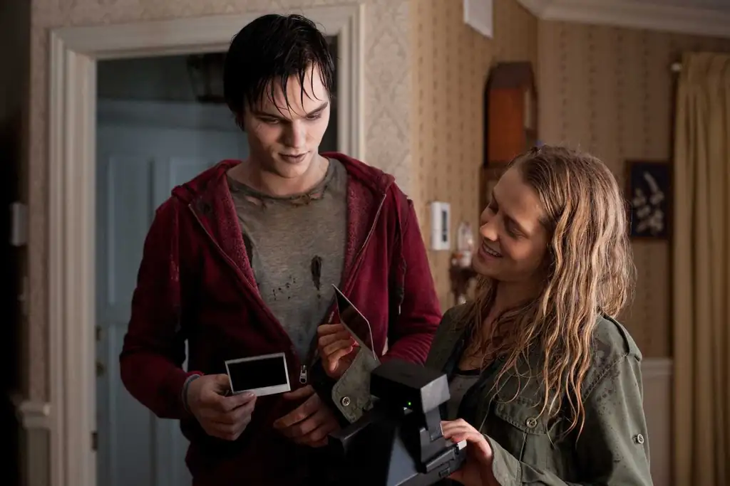 صحنهای از فیلم Warm Bodies با بازی نیکلاس هاولت در نقش زامبی به نام R و ترزا پالمر در نقش جولی