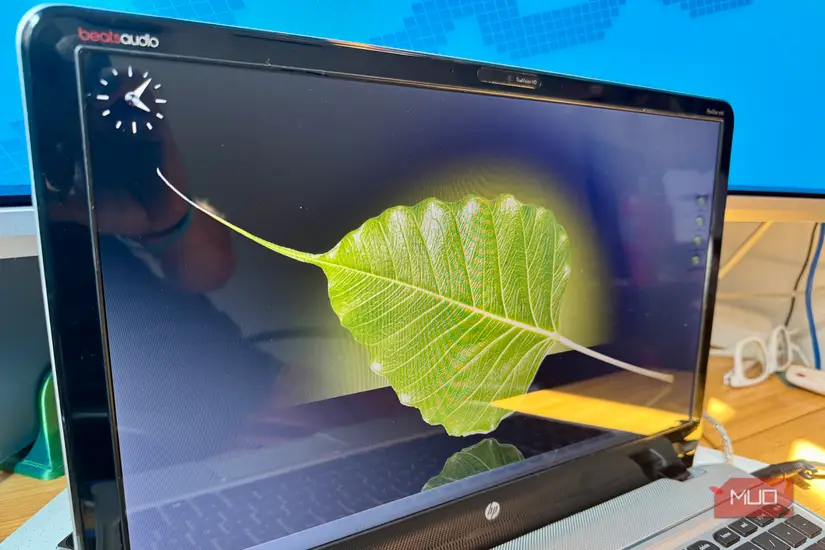سیستمعامل Bodhi Linux در حال اجرا روی لپتاپ