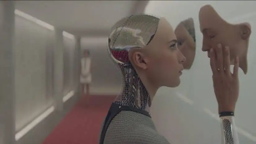 آوا و کایلو در فیلم Ex Machina - آوا در حال بررسی چهرهای مصنوعی با کیوکو در پسزمینه