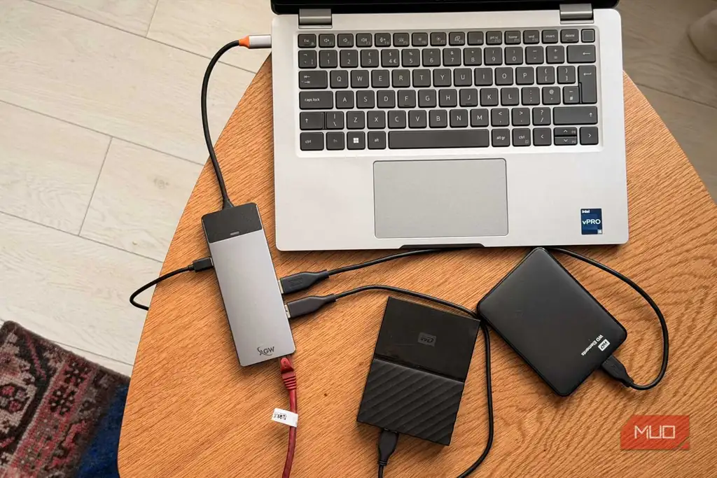 لپتاپ Dell متصل به هاب USB-C با دو هارد درایو اکسترنال