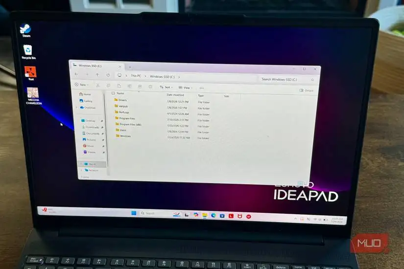 صفحه نمایش باز با File Explorer در حال اجرا