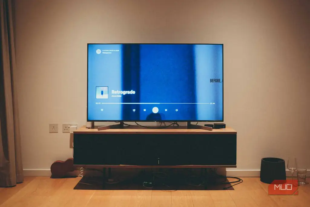 تلویزیون HDTV روی یک پایه تلویزیون، قرار گرفته در مقابل دیوار