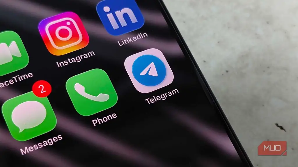 آیکون برنامه تلگرام در یک پوشه همراه با سایر برنامههای پیامرسان در iOS