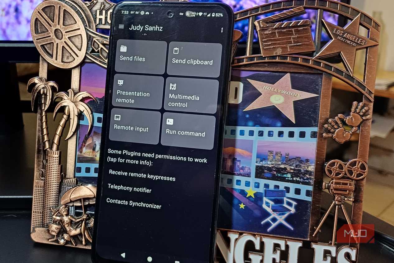گوشی Android با برنامه Zorin Connect در کنار مانیتور