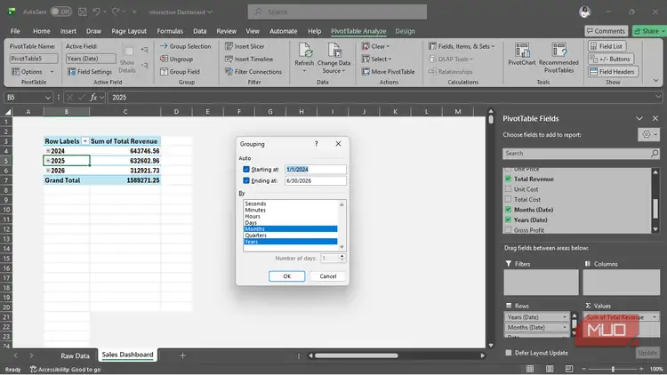 یک PivotTable در اکسل با باز بودن پنجره Grouping و پنل فیلدهای PivotTable