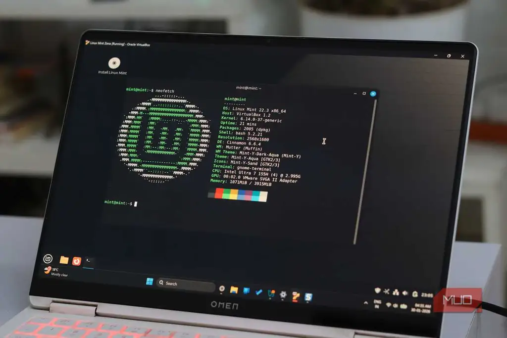 لینوکس مینت 23.2 Zena با ترمینال باز روی لپتاپ