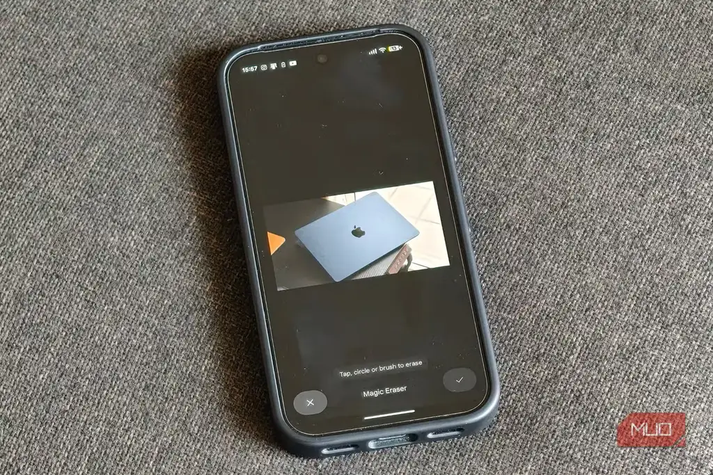 اسکرینشات قابلیت پاککن جادویی در اپلیکیشن Google Photos روی پیکسل ۱۰ پرو