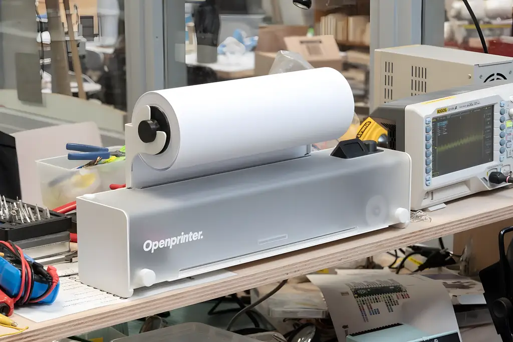 چاپگر OpenPrinter روی یک میز کار شلوغ الکترونیکی
