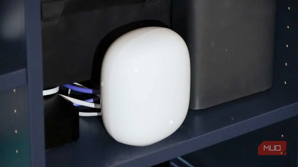 دستگاه Google Nest Wi-Fi Pro روی میز کار