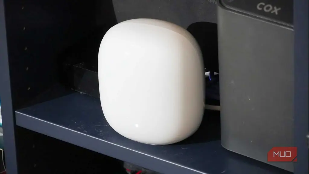 روتر Nest Wi-Fi Pro وصل شده در کنار مودم