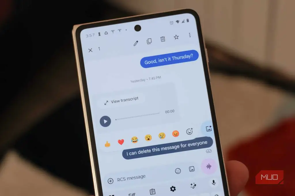 دکمه حذف در بخش بالایی برنامه Google Messages