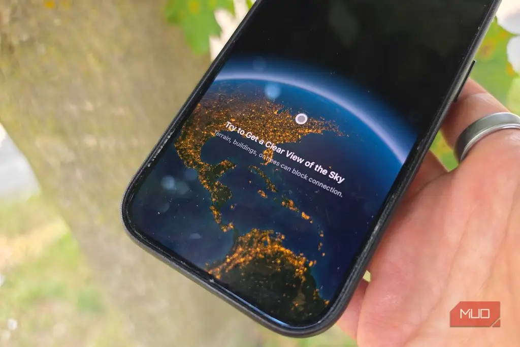 نمای نزدیک iPhone هنگام تلاش برای اتصال به ماهواره