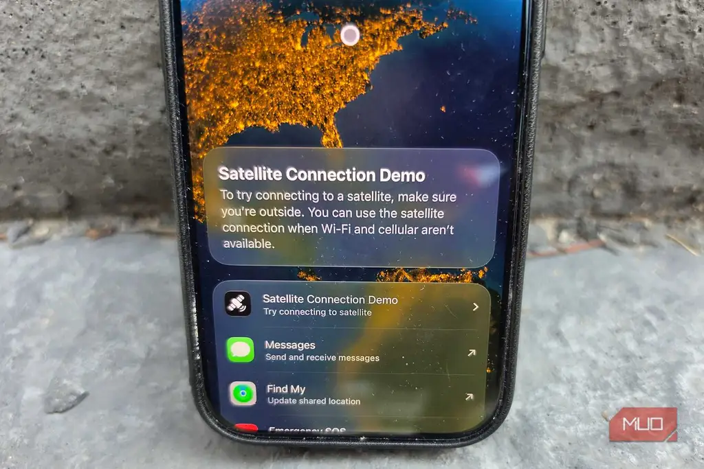 نمای نزدیک iPhone در حال اجرای نسخه آزمایشی اتصال ماهوارهای