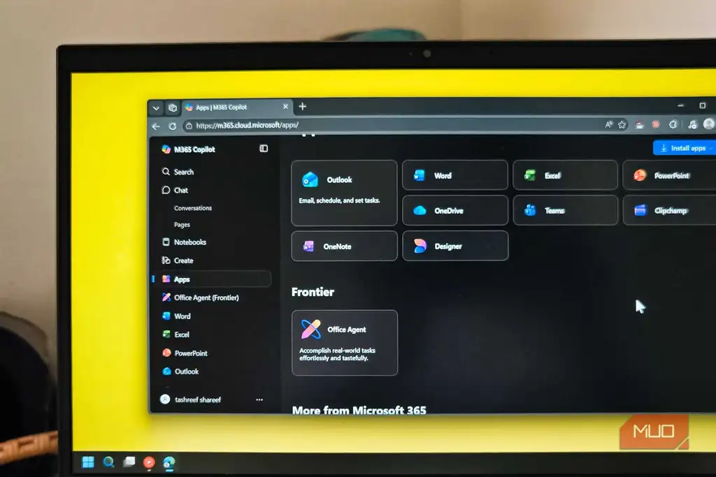 نمای Microsoft Office 365 Online روی لپ‌تاپ