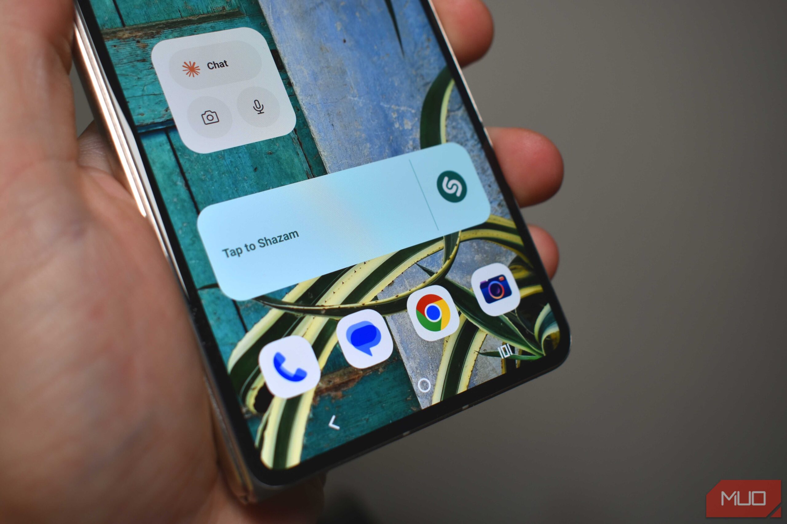 تصویری از motorola razr fold 2026 cover screen close up
