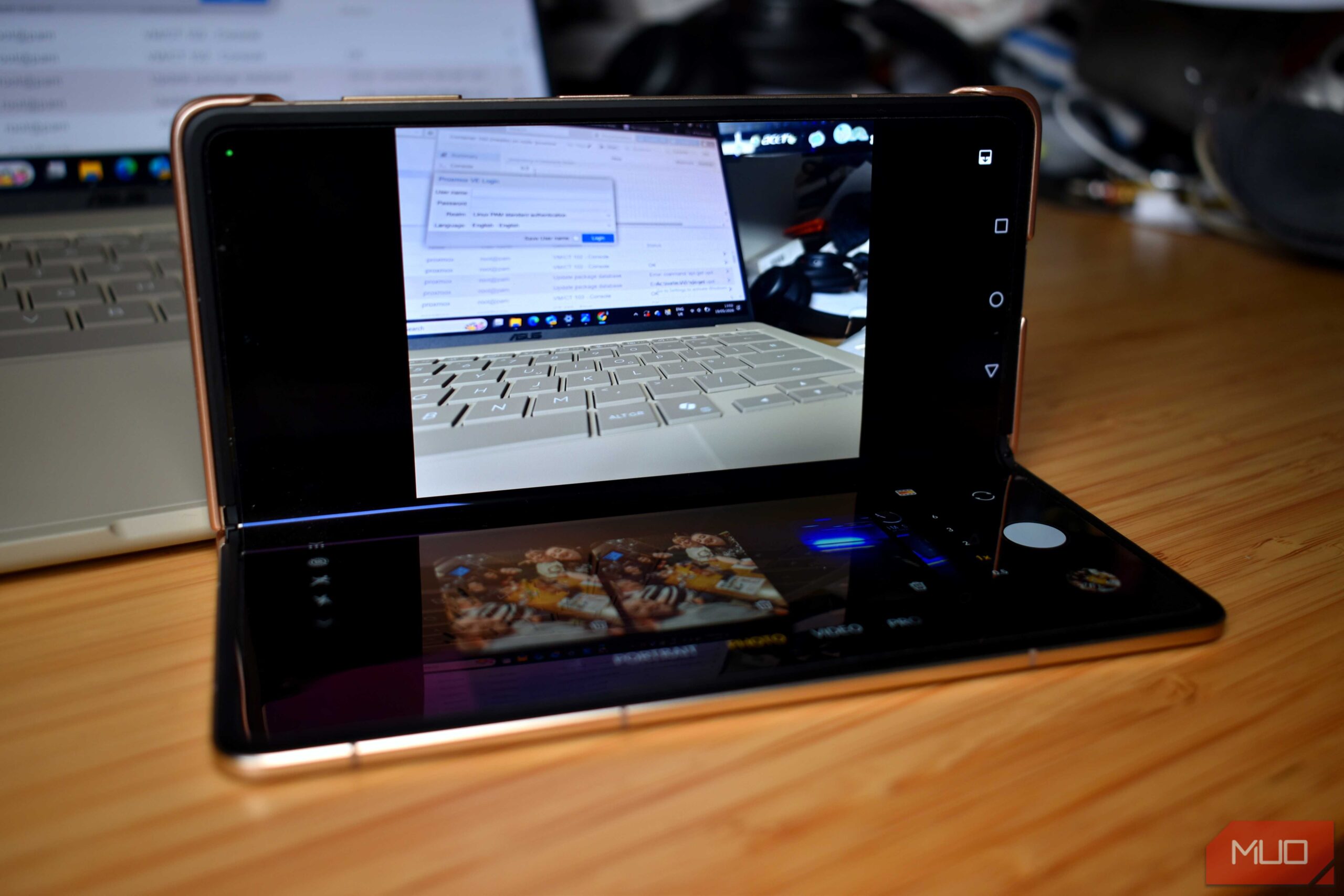 تصویری از motorola razr fold flex split camera mode.