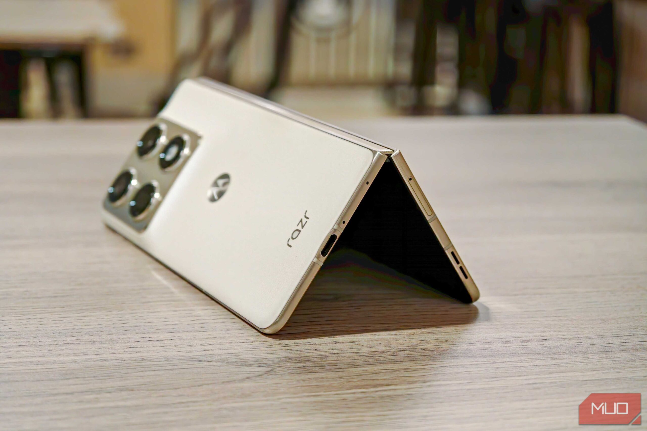 تصویری از Tent Mode on the Motorola Razr Fold