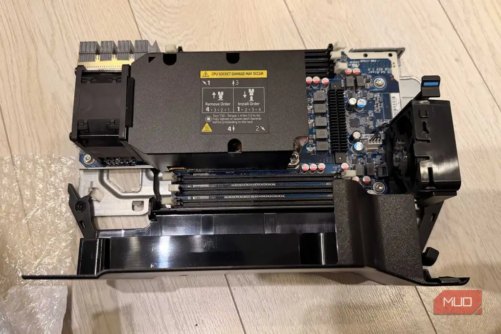 سینی مادربرد HP Z6 G4 خارج‌شده از کیس با هیت‌سینک پردازنده و اسلات‌های حافظه