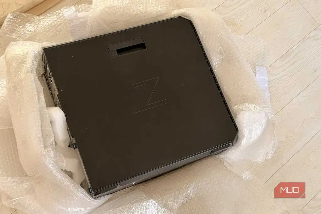 بخش بالایی کیس ورک‌استیشن HP Z6 G4 پیچیده در پلاستیک و فوم