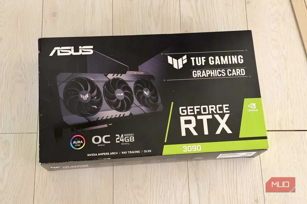 جعبه کارت گرافیک ASUS TUF Gaming GeForce RTX 3090 روی کف چوبی