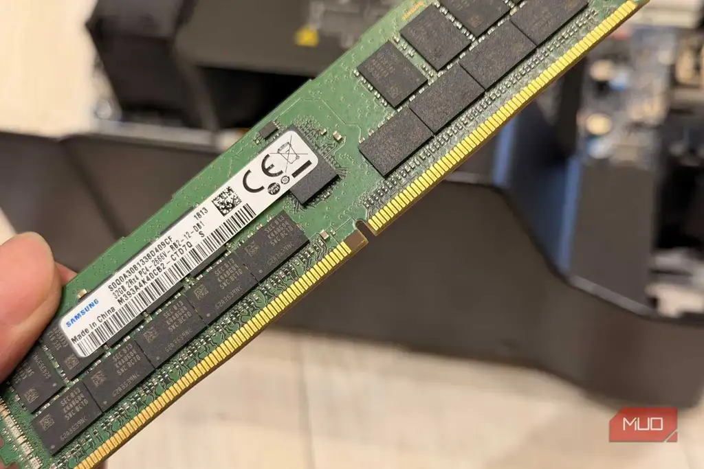 دستی که یک ماژول حافظه Samsung 32GB DDR4 Registered ECC را نشان می‌دهد