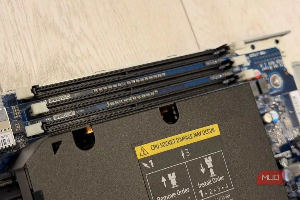 نمای نزدیک از ماژول‌های حافظه DDR4 نصب‌شده روی مادربرد HP Z6 G4