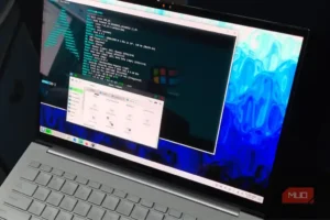 نمایی از شخصی‌سازی ظاهر KDE Plasma در یک میزکار لینوکسی.