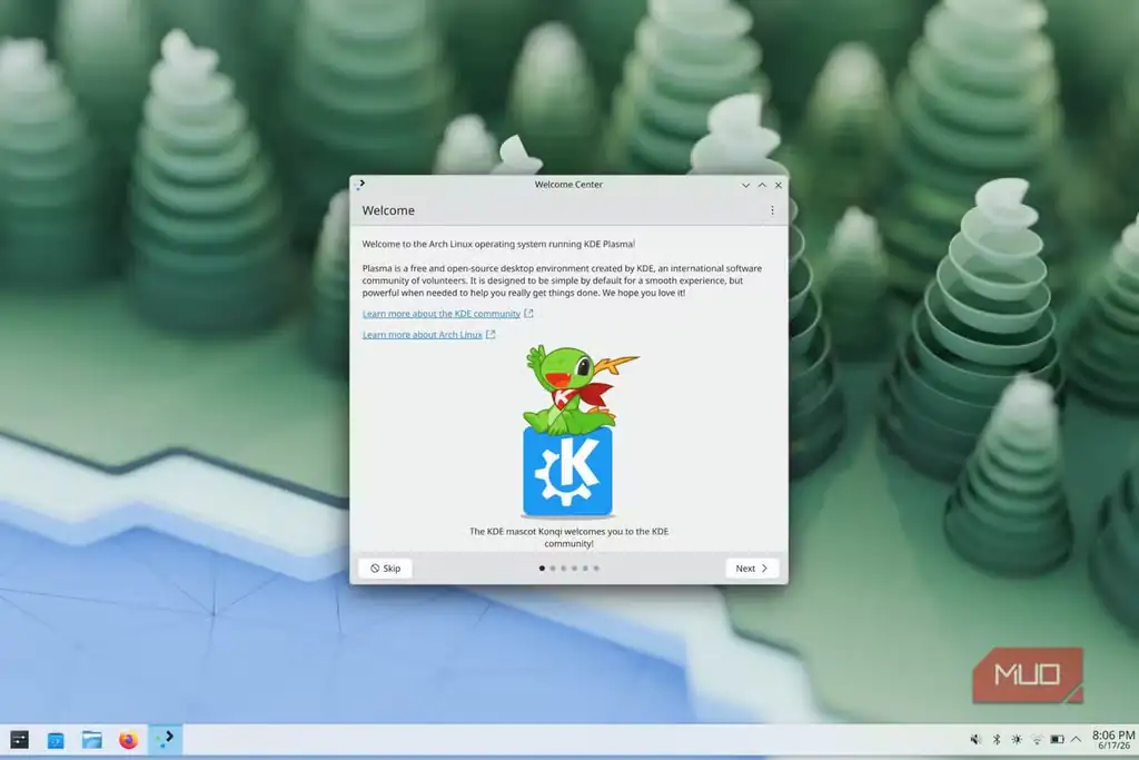صفحه آغازین KDE Plasma 6 روی میزکار لینوکس.
