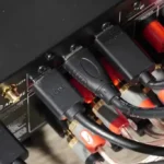 چند کابل HDMI متصل به ورودی‌ها و خروجی‌های 8K پشت گیرنده صوتی‌تصویری.