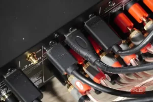 چند کابل HDMI متصل به ورودی‌ها و خروجی‌های 8K پشت گیرنده صوتی‌تصویری.