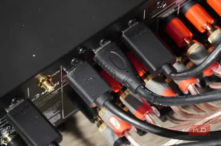 چند کابل HDMI متصل به ورودی‌ها و خروجی‌های 8K پشت گیرنده صوتی‌تصویری.
